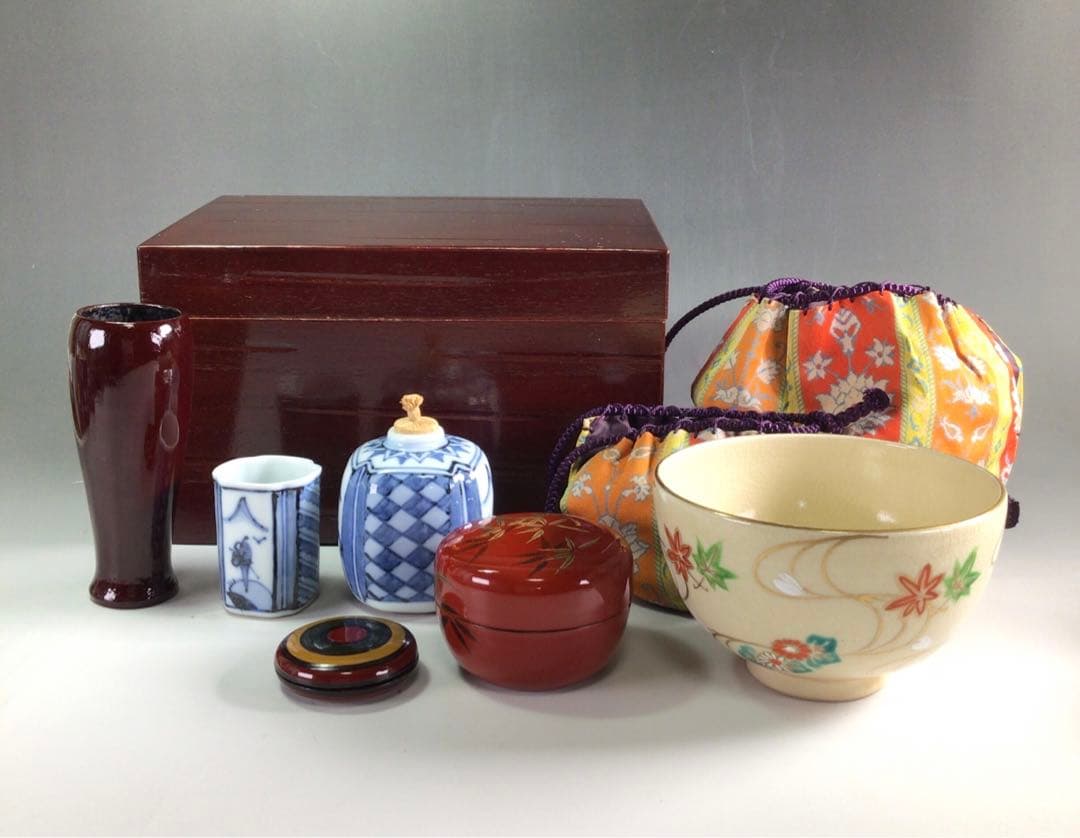 Ｒ４４１　茶箱　『溜塗』『利休形』『野点』『茶器揃』　茶道具