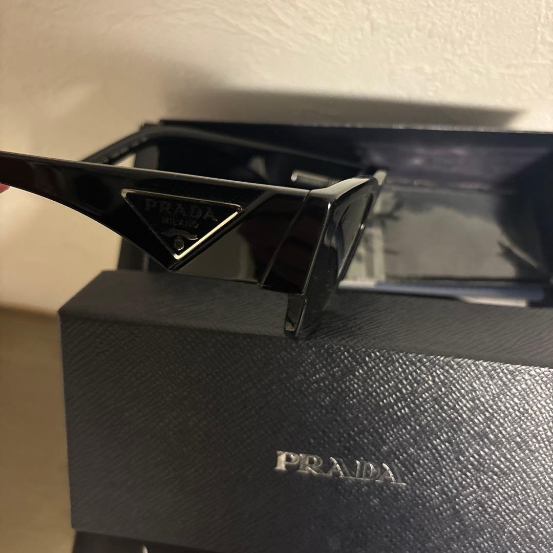 PRADA三角ロゴサングラス