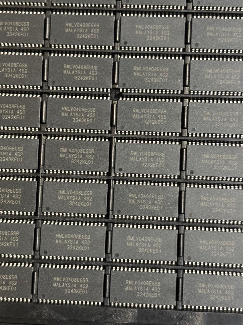 302個。電子部品ICチップRMLV0408EGSB4S2長期保管品新品同様未使