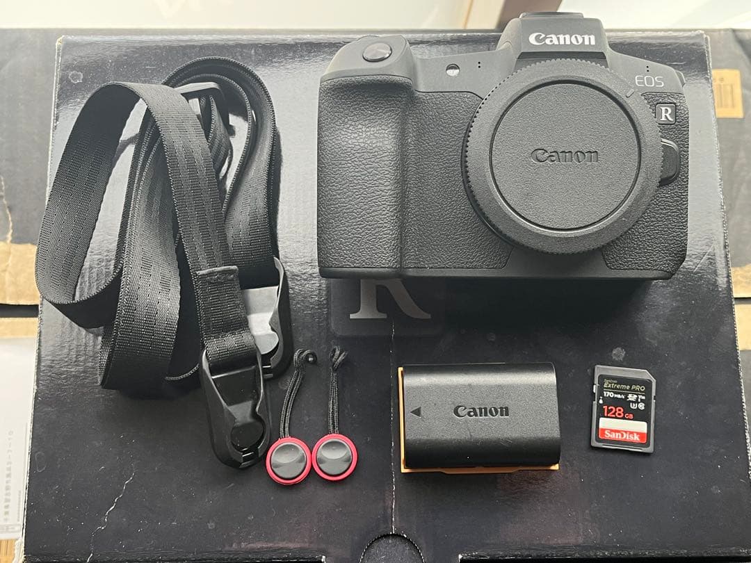 CANON EOS R ボディ　箱、付属品、おまけあり 1万ショット以下