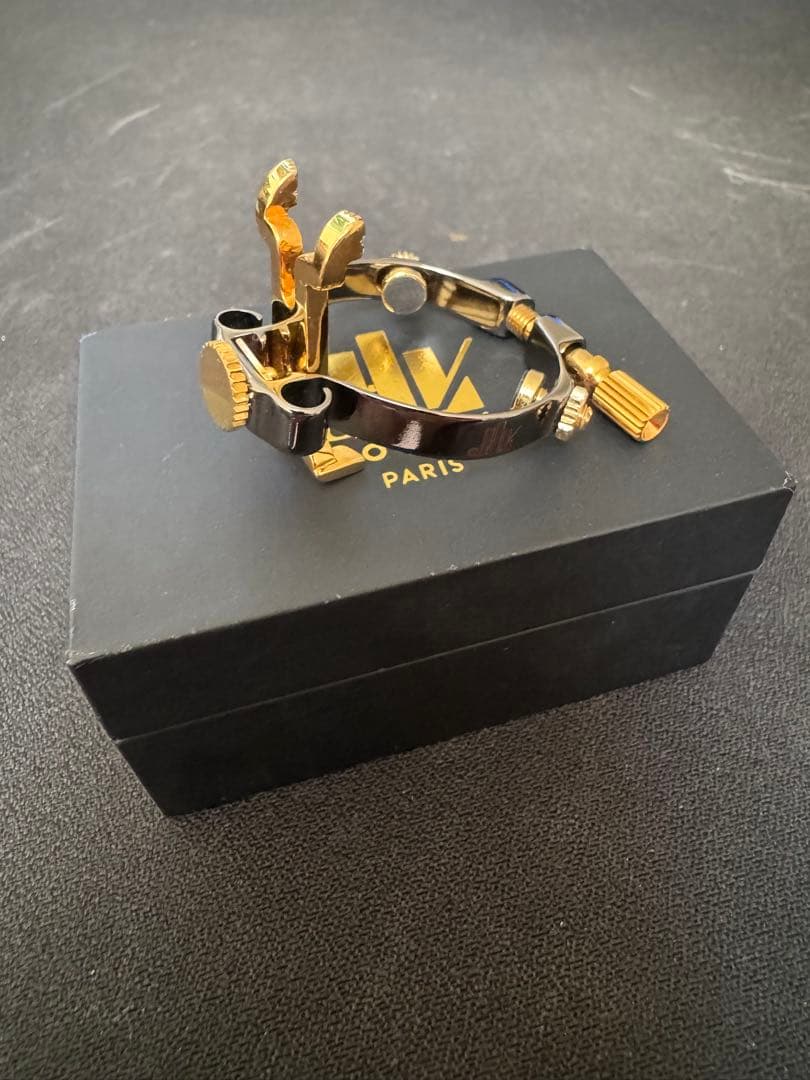 JLV アルトサックスリガチャー プラチナ仕上げ