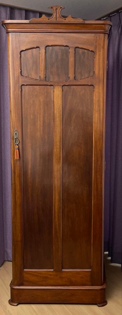 イギリスアンティークのマホガニー製ワードローブ