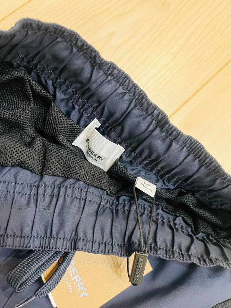新品　タグ付　Burberry キッズ　水陸両用　水着　140cm ハーフパンツ