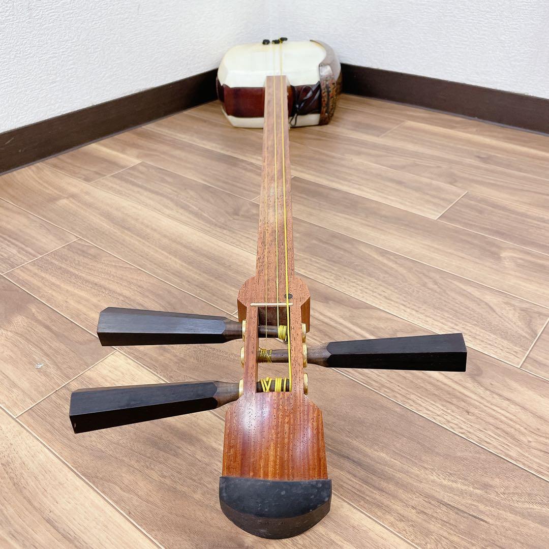 津軽三味線　花梨　丸打胴　津軽塗胴掛　太棹　正寸　天神欠け無　鼈甲撥付　平溝