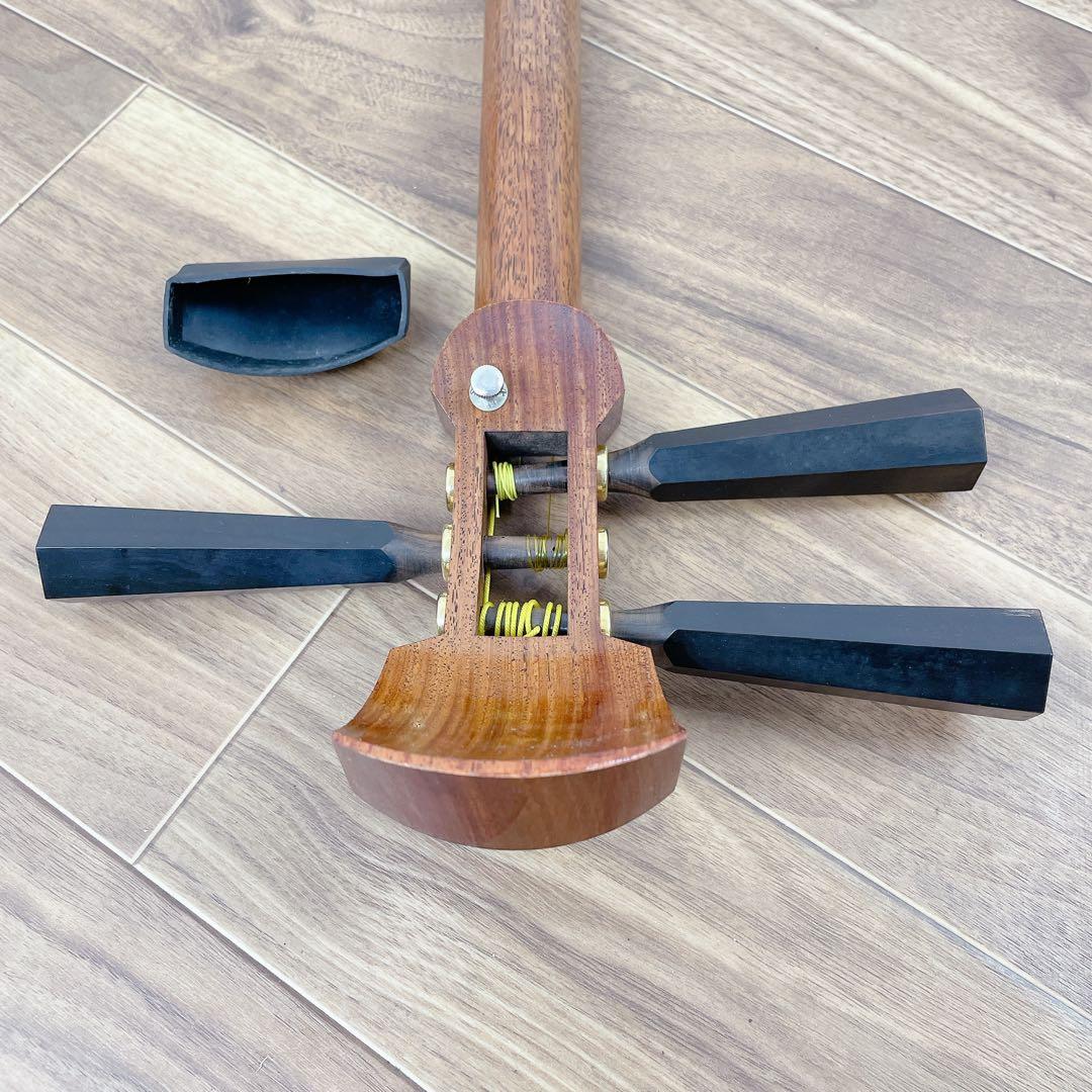 津軽三味線　花梨　丸打胴　津軽塗胴掛　太棹　正寸　天神欠け無　鼈甲撥付　平溝