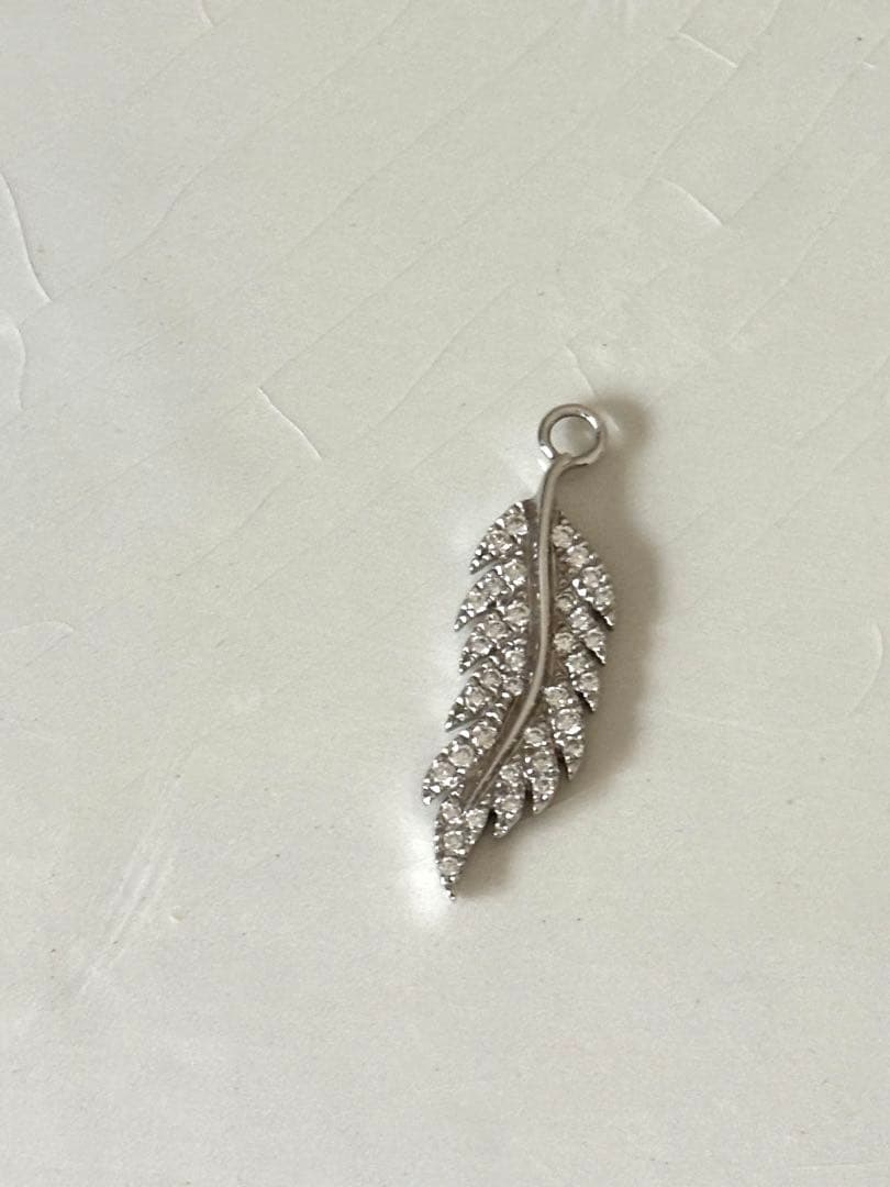 ドゥロワー　ダイヤ　羽　チャーム