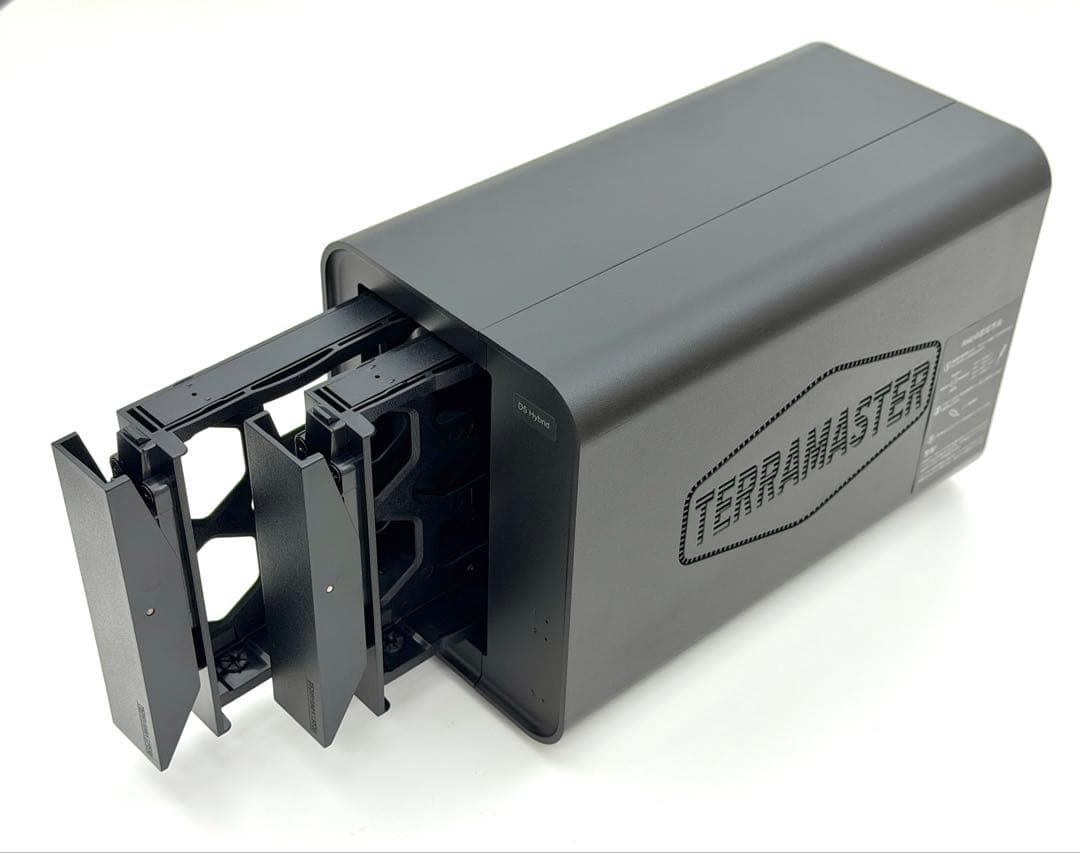 TERRAMASTER D5 Hybrid HDD NVMeエンクロージャー新品