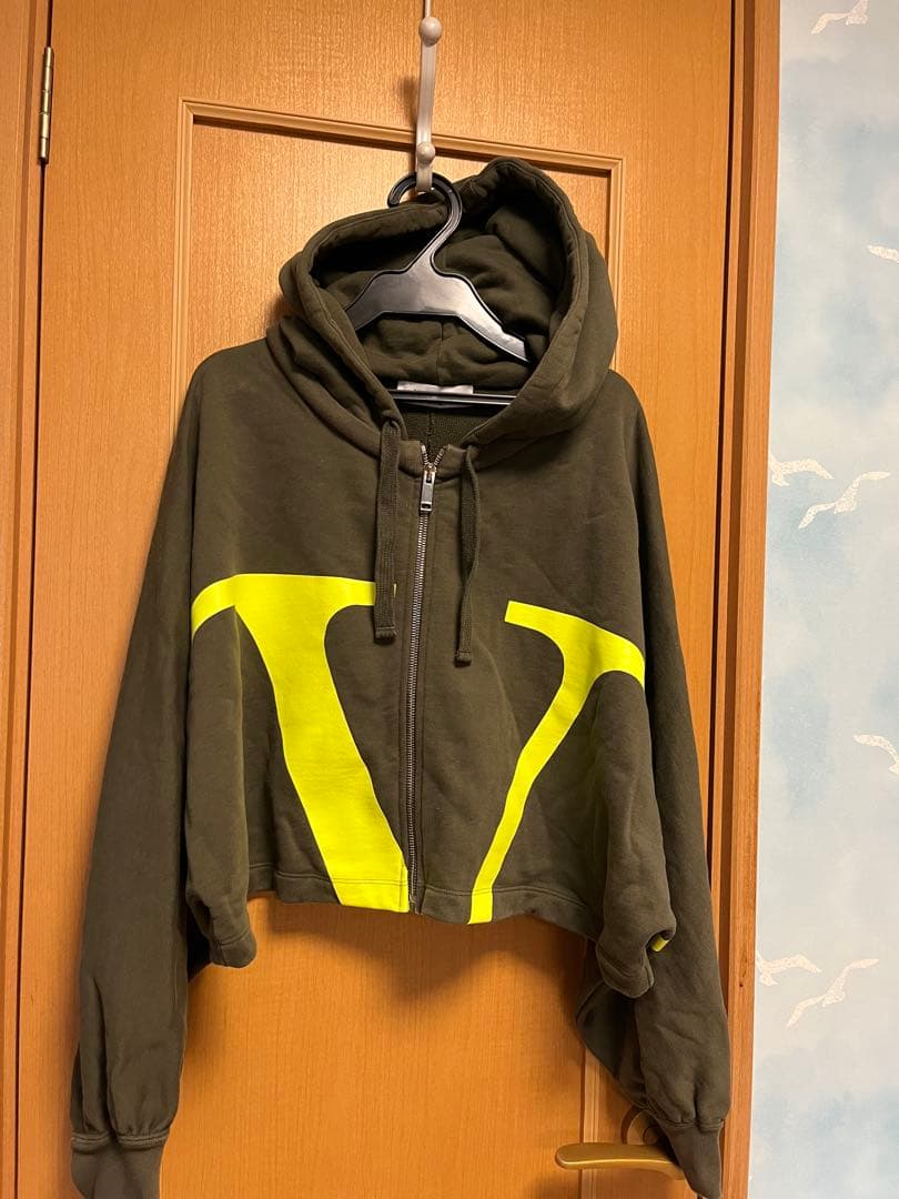美品⭐︎VALENTINOのフルジップパーカー　カーキ