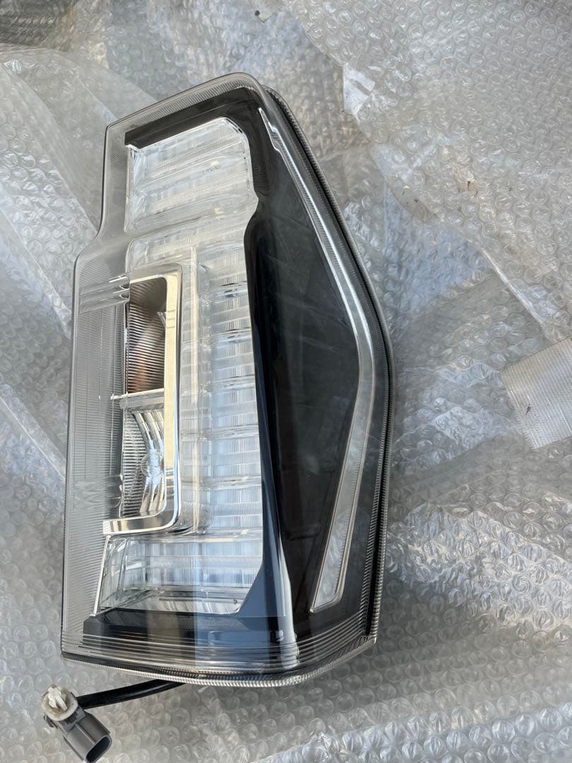 la600s タント　　後期テールランプ　右