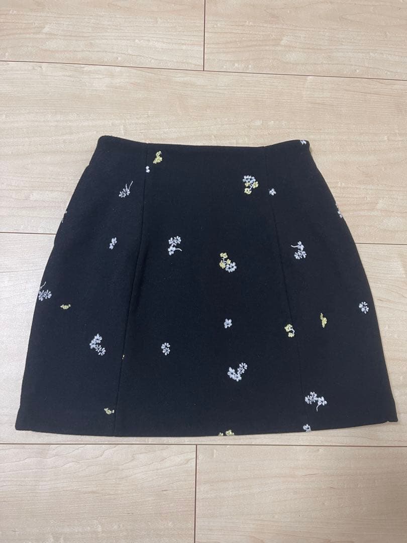 Donoban ブラック フローレット　花柄　ミニスコート