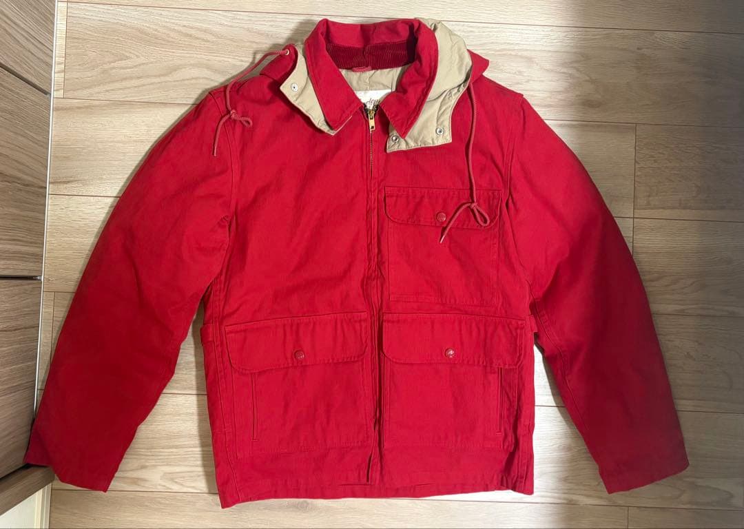 フード付き赤ダウンジャケット