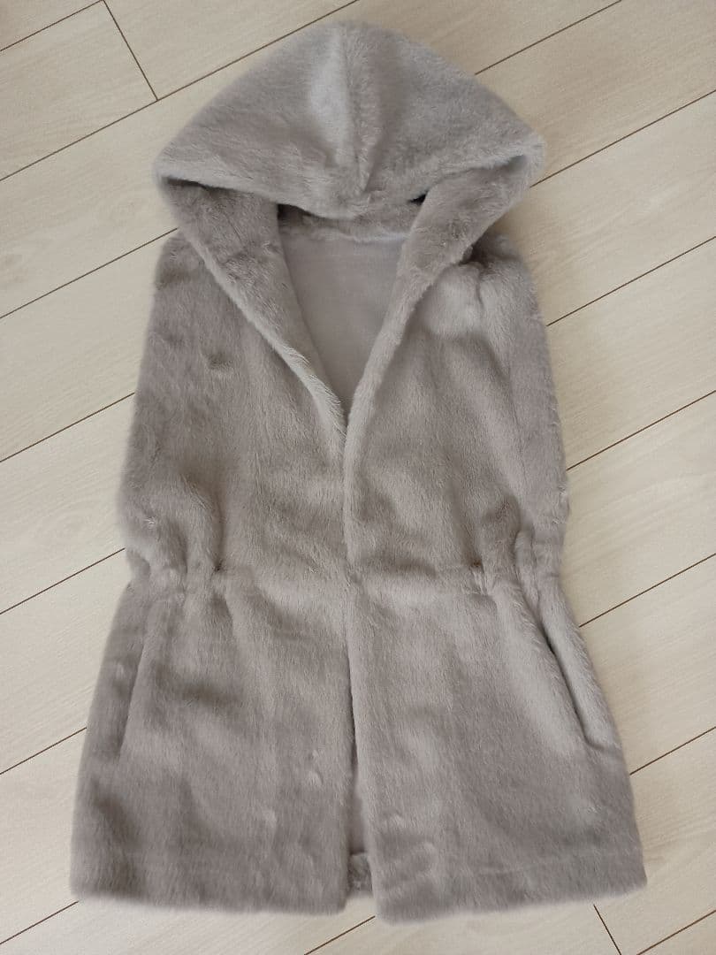 PINKY＆DIANE　フード付きグレーのファー風ベスト