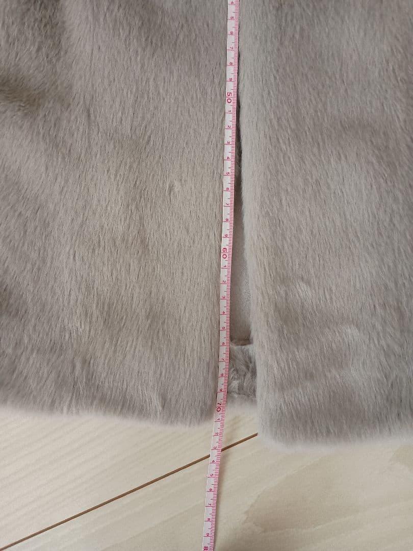 PINKY＆DIANE　フード付きグレーのファー風ベスト