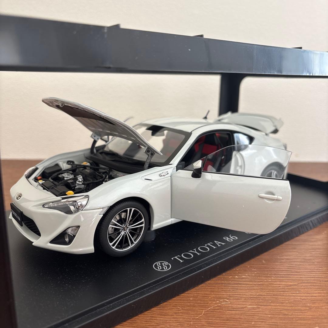 オートアート　トヨタ　TOYOTA 86 1/18 ミニカー　ホワイト