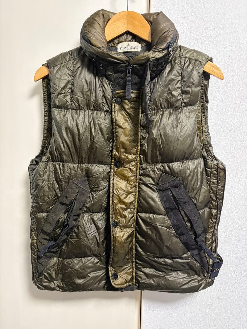 ストーンアイランドのダウンベスト