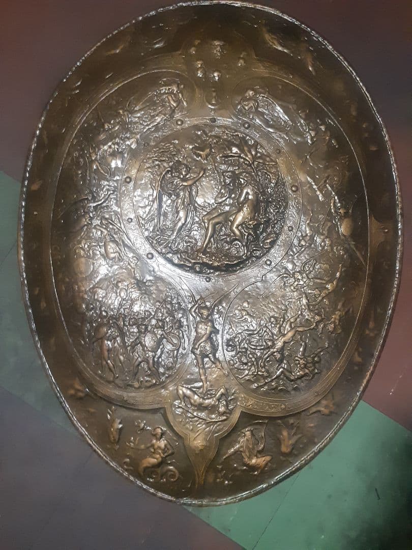 ☆アンティーク彫刻装飾の盾の壁掛け