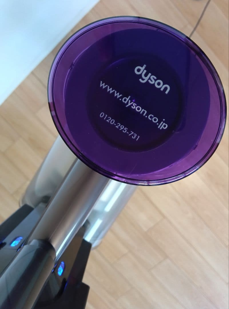 【値下げ】dyson v8 slim fluffy+ 本体　付属品　スタンド付き