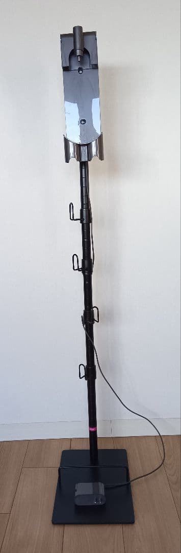 【値下げ】dyson v8 slim fluffy+ 本体　付属品　スタンド付き