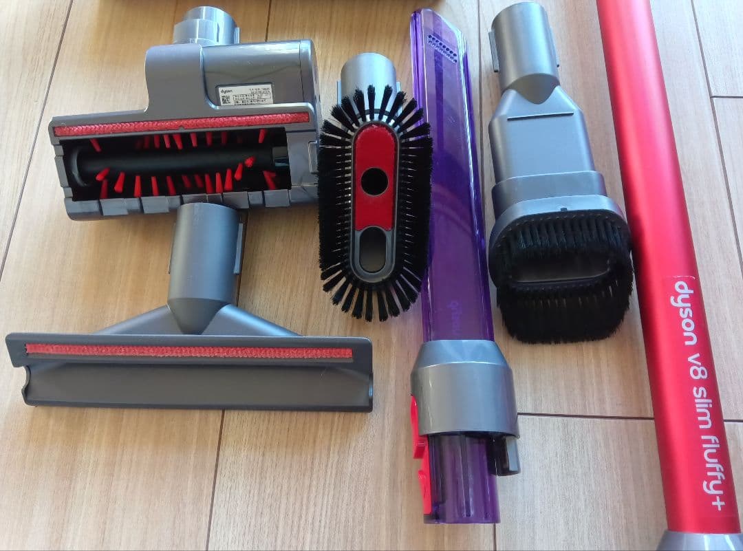 【値下げ】dyson v8 slim fluffy+ 本体　付属品　スタンド付き
