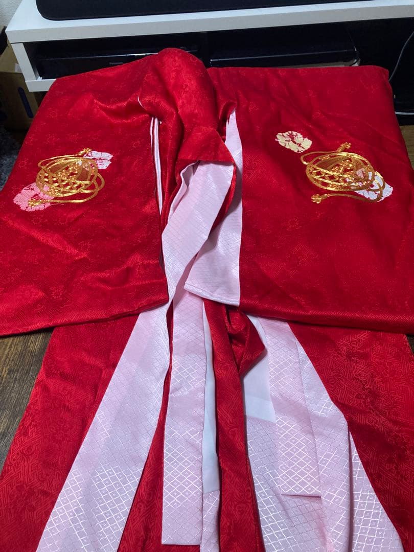 赤い刺繍着物 お宮参り用品【おまけ付き】