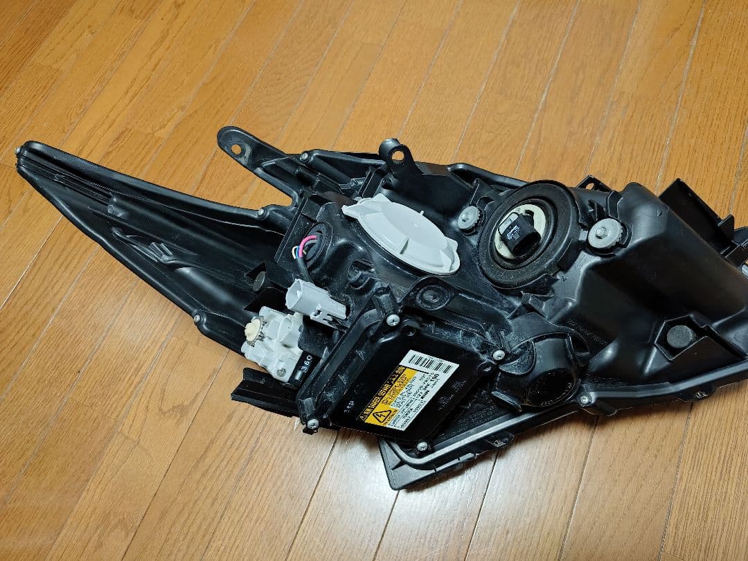 30プリウス　プリウス30 後期純正HIDヘッドライト 左右　バラストバーナー付