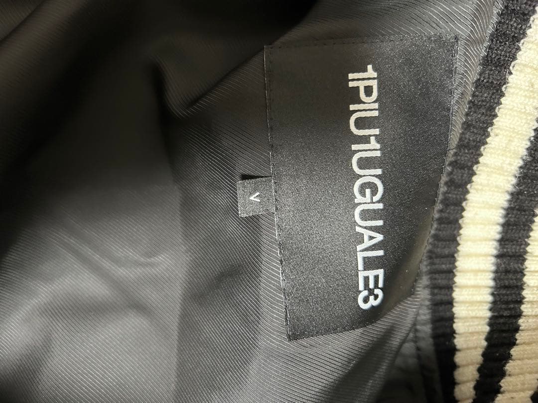 1PIU1UGUALE3 スタジャン ブラック/ホワイト Vサイズ