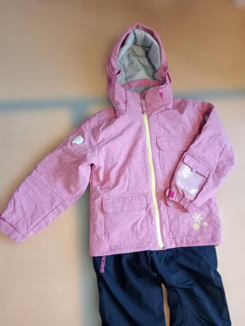 子供用スキーウェア　デサント ピンクジャケット 黒パンツ　インナーつき