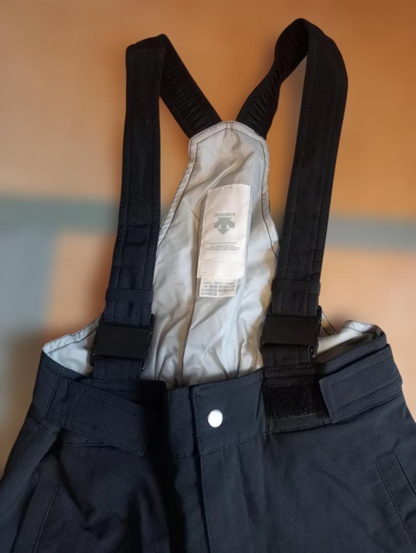 子供用スキーウェア　デサント ピンクジャケット 黒パンツ　インナーつき