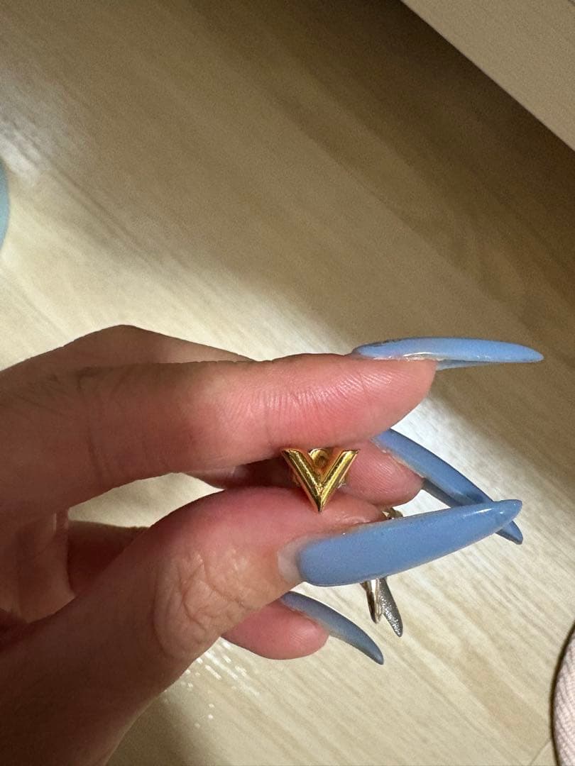 ルイヴィトンゴールド V字型 ピアス(片耳用)