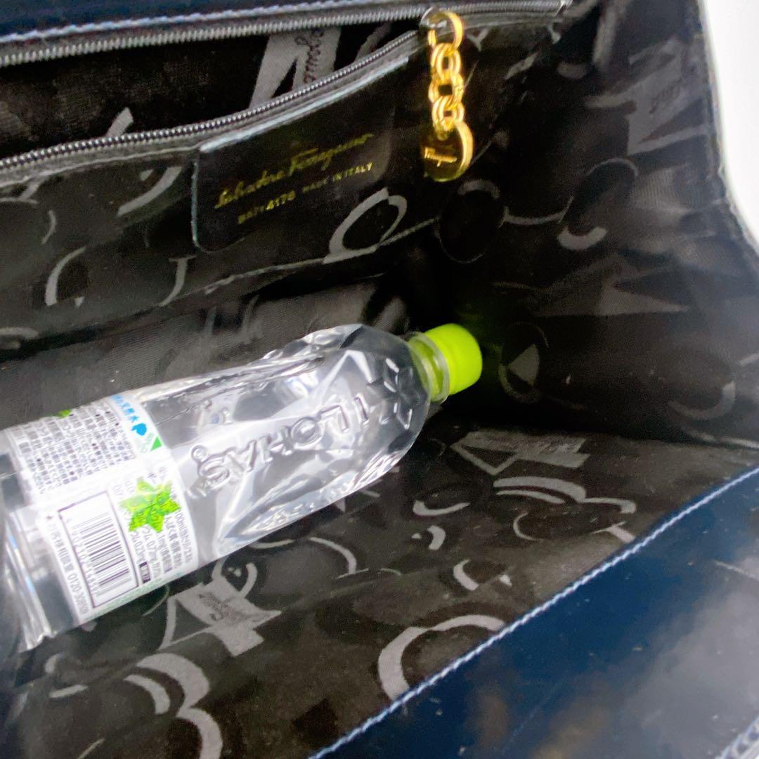 美品　フェラガモ　ヴァラリボン　フォーマルバッグ　ダークネイビー