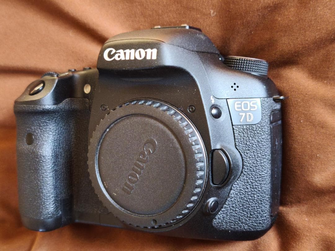 美品 キヤノン EOS 7D 本体、充電器ほか　ショット数13,189回