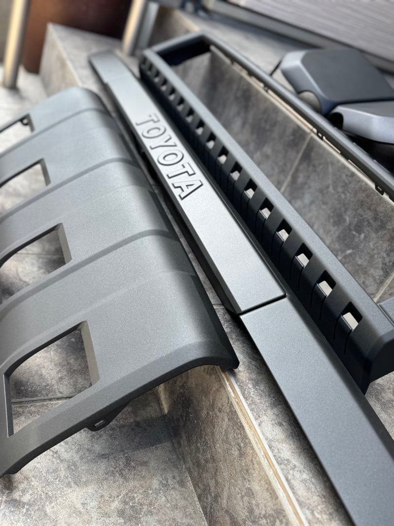 ランドクルーザー250 バックドア　リアガーニッシュ　ラプターライナー塗装