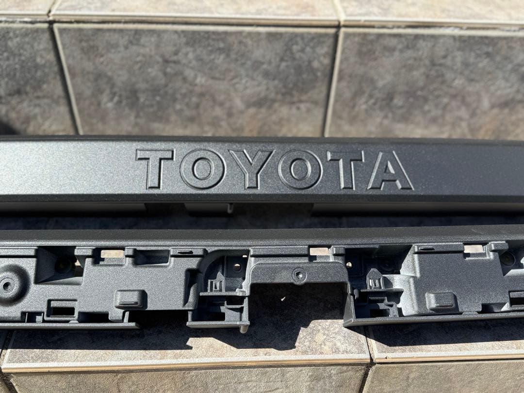 ランドクルーザー250 バックドア　リアガーニッシュ　ラプターライナー塗装