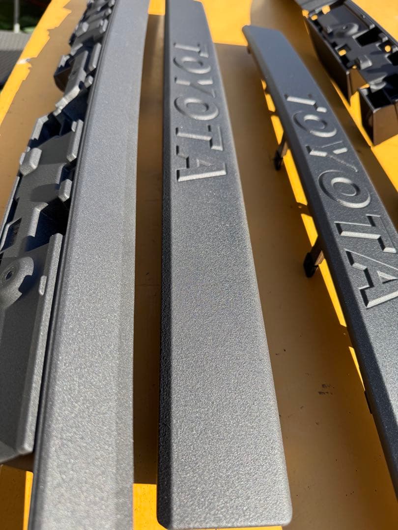 ランドクルーザー250 バックドア　リアガーニッシュ　ラプターライナー塗装