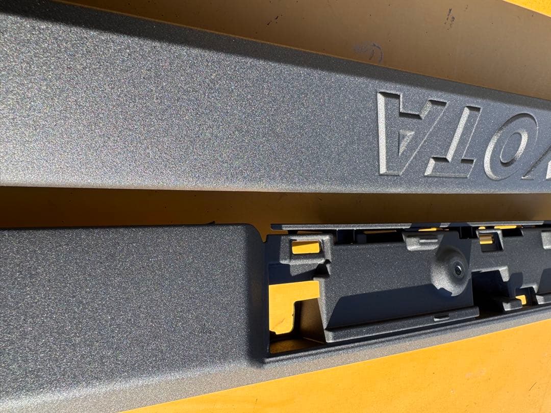 ランドクルーザー250 バックドア　リアガーニッシュ　ラプターライナー塗装