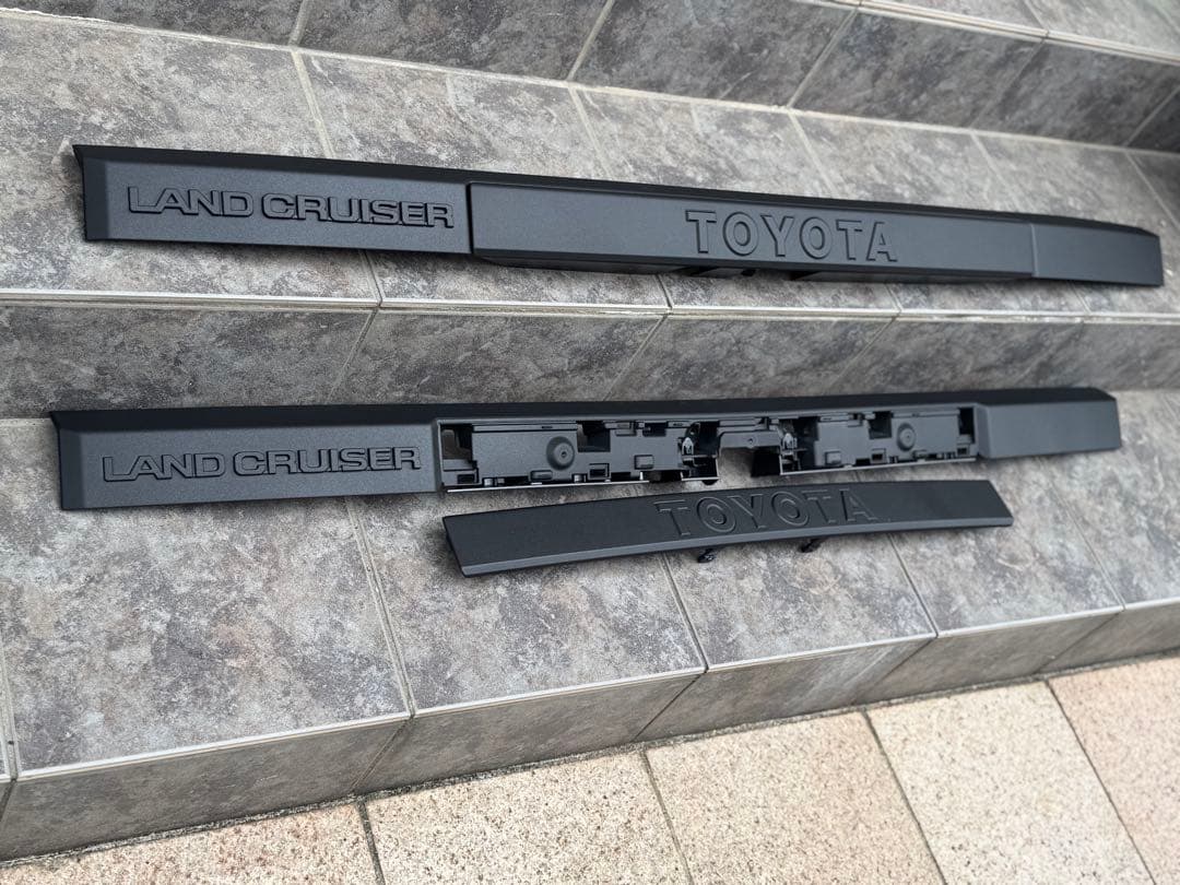 ランドクルーザー250 バックドア　リアガーニッシュ　ラプターライナー塗装