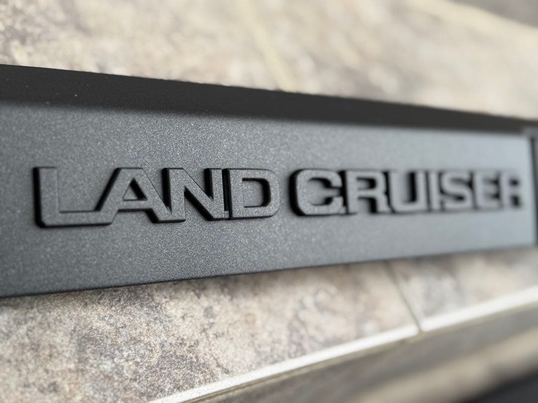 ランドクルーザー250 バックドア　リアガーニッシュ　ラプターライナー塗装