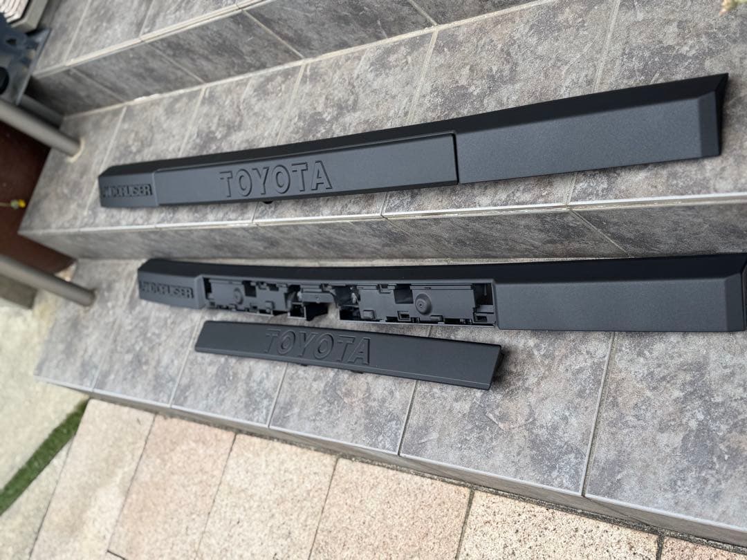 ランドクルーザー250 バックドア　リアガーニッシュ　ラプターライナー塗装