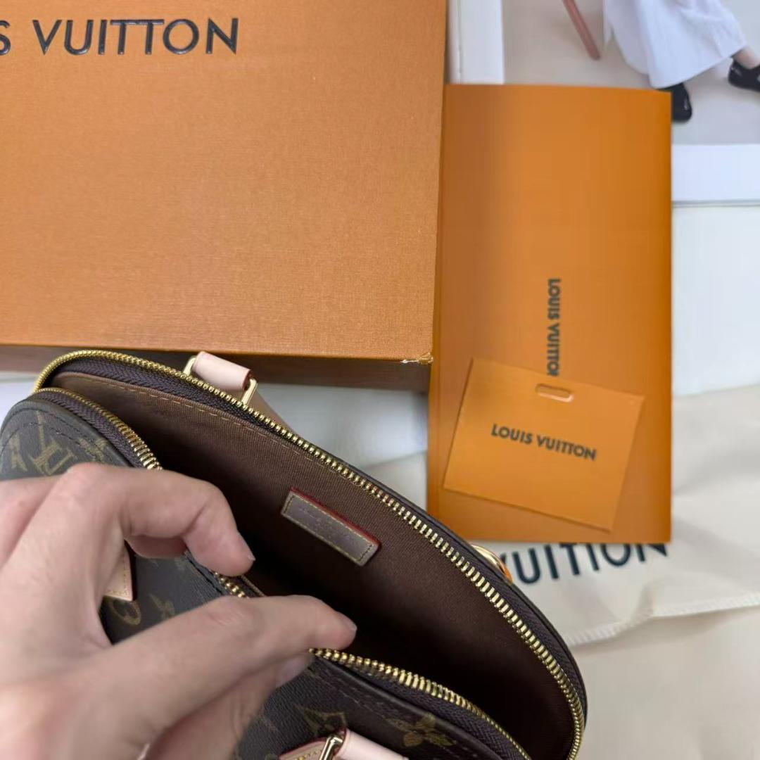 モノグラムショルダーバッグ