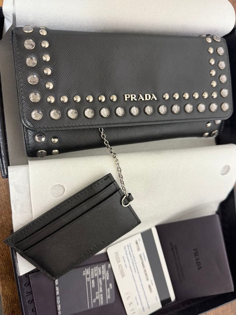 美品 保証書付 PRADA スタッズ付き ブラック長財布
