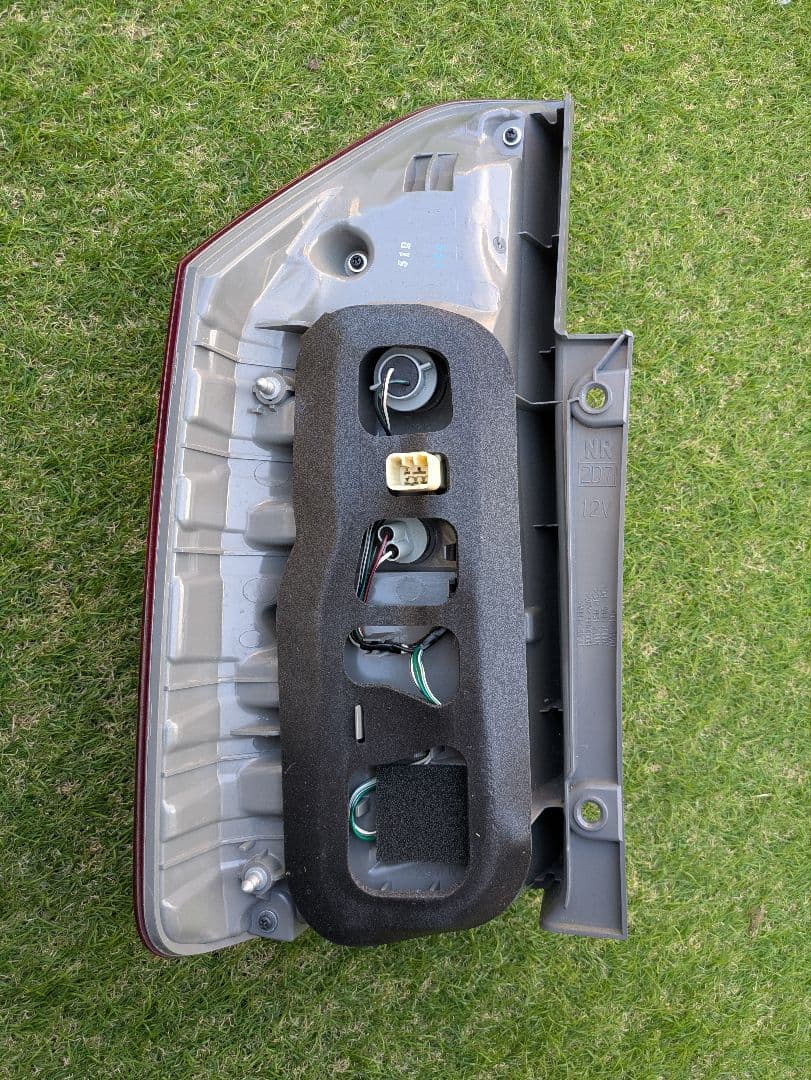 ノア70純正テールランプ （右側のみ）