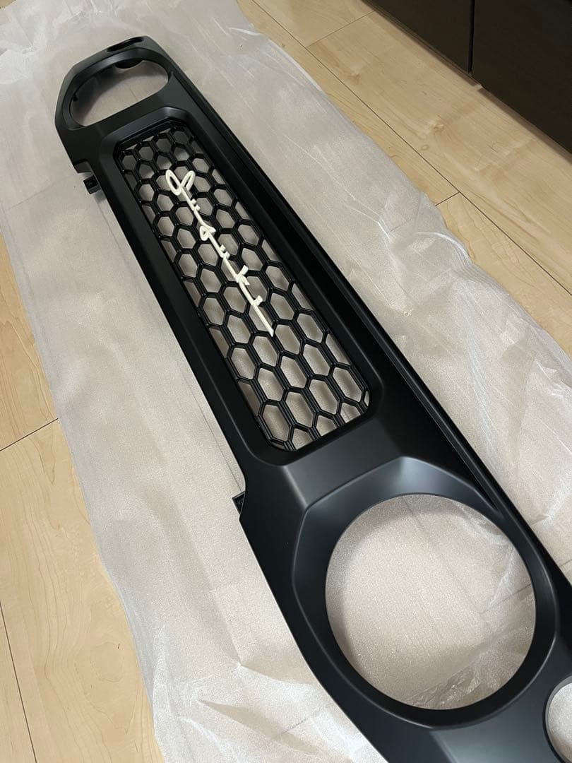 ジムニー　JB64W JB/JC74W フロントグリル筆記体アイボリーエンブレム