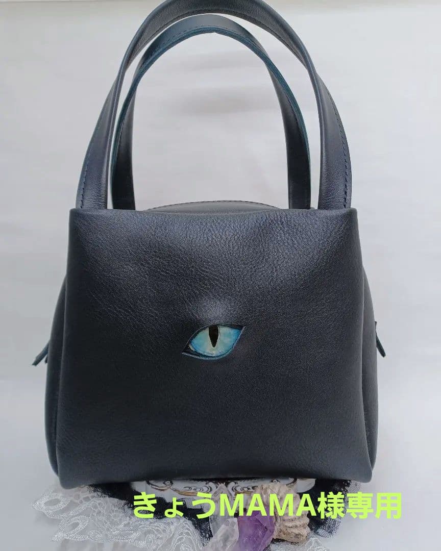 きょうMAMA　黒くて四角い目玉ハンドバッグ