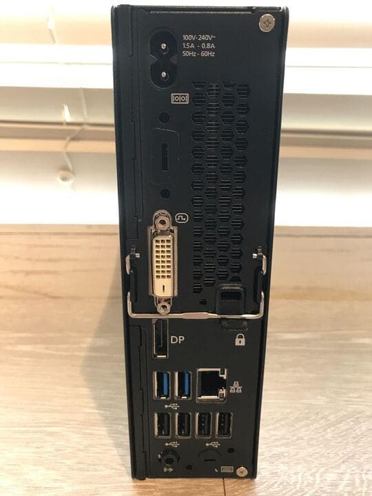 Windowsデスクトップ Fujitsu ESPRIMO Q558/B / i3-8100T