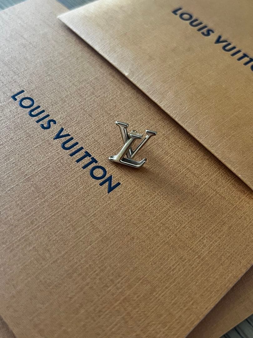 Louis Vuitton ゴールドロゴピアス