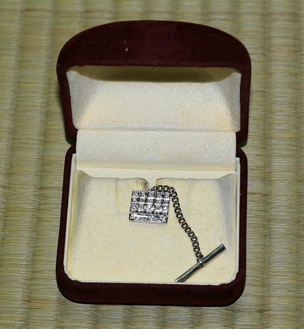 クラシカルで上品な四角形プラチナベースのダイヤモンド ネクタイピンケース付き