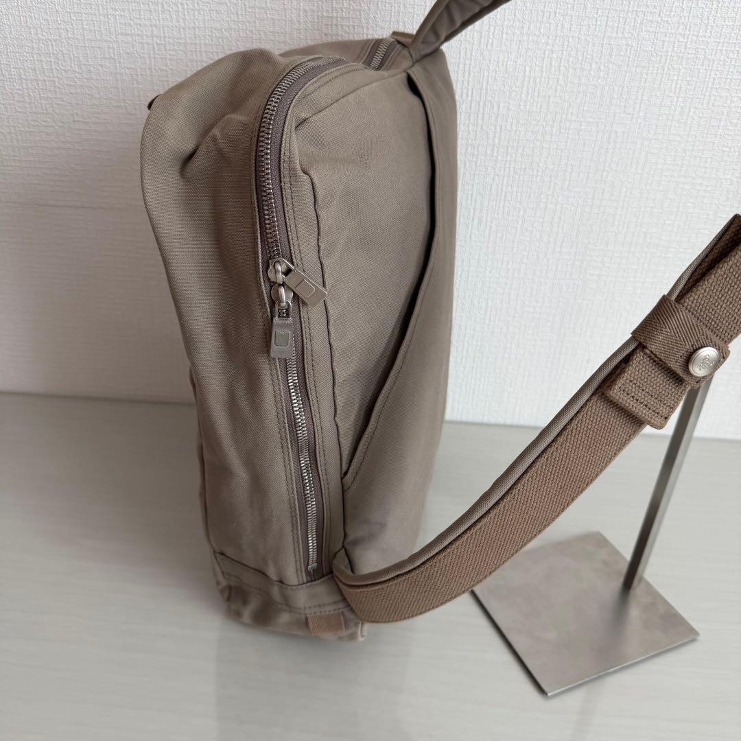 一澤信三郎帆布　ショルダーバッグ　ワンショルダー　グレー　A4対応　ファスナー