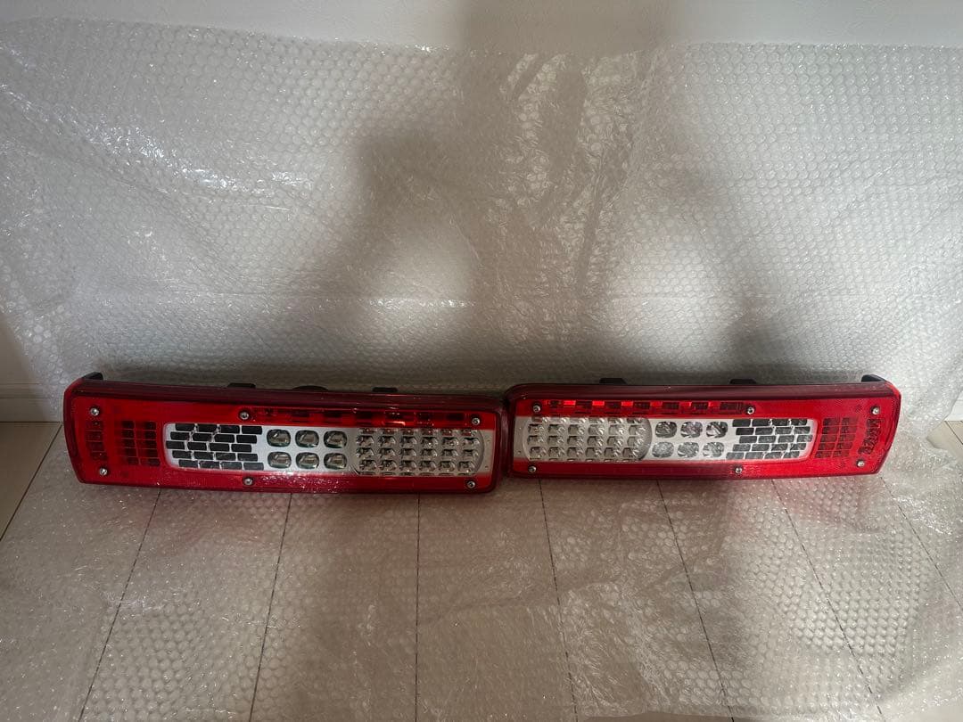UDトラックス　　LEDテールランプ　左右セット