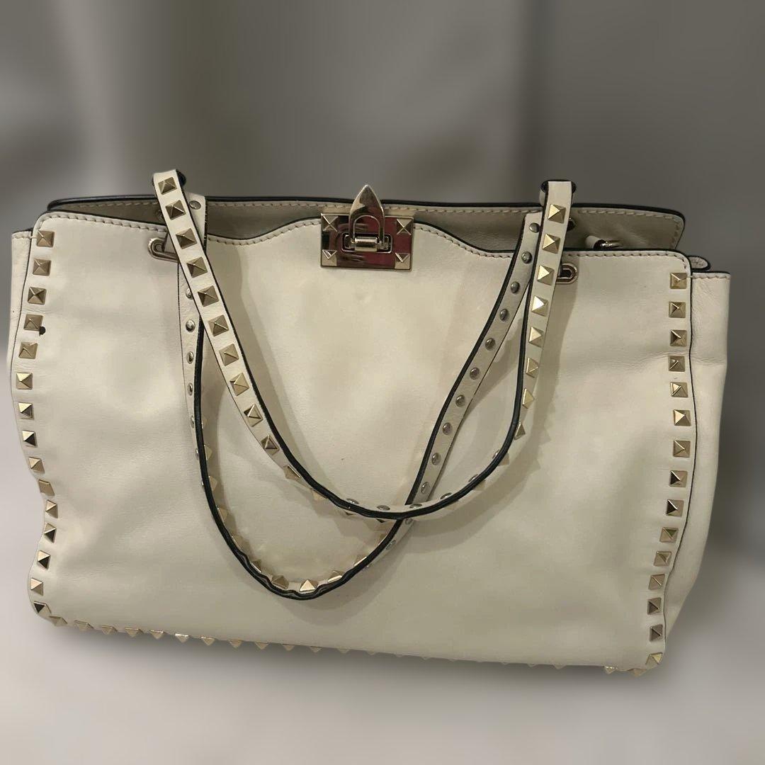 Valentino Garavaniロックスタッズ・オフホワイトバッグ