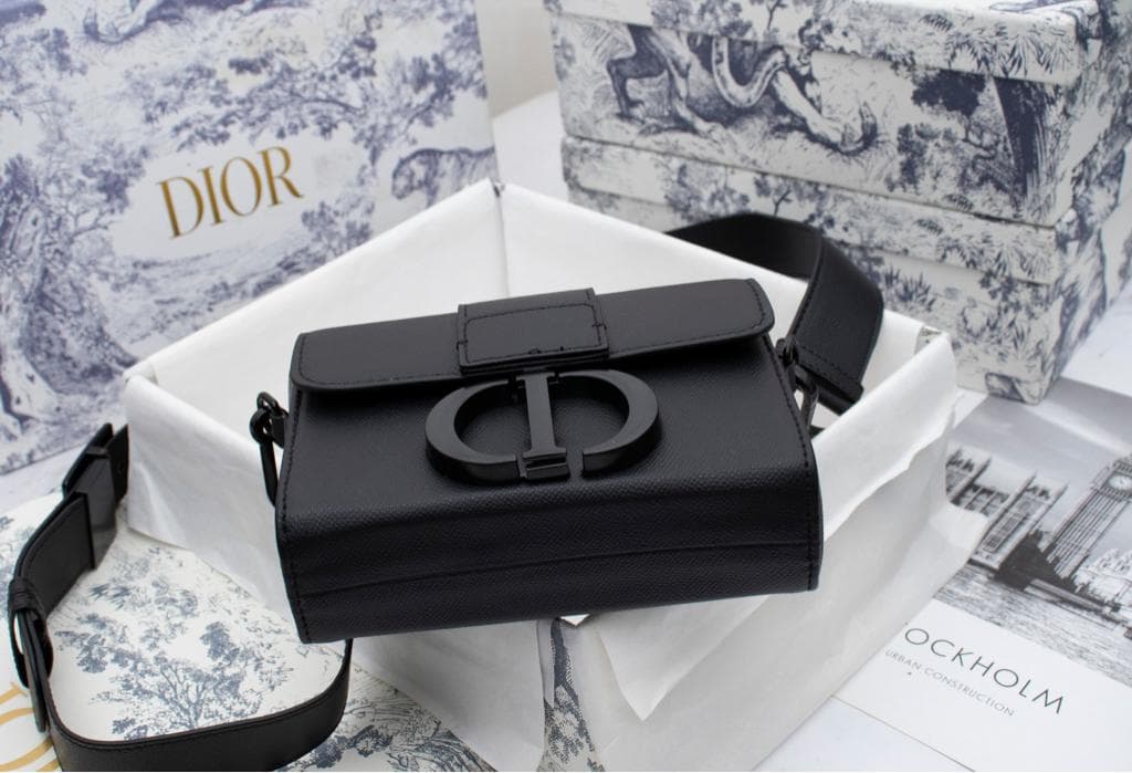 大人気！ブラック メッセンジャーバッグ